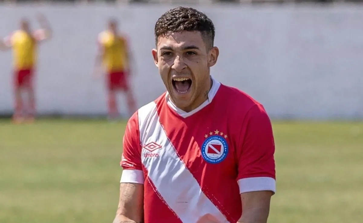 El primo del ex lateral derecho de River emuló al colombiano en Reserva.