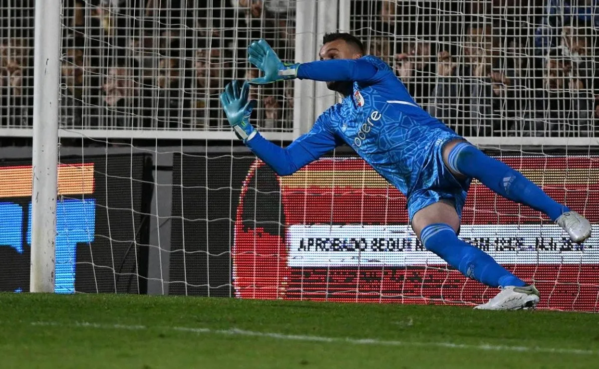 Franco Armani le atajó el penal a Justo Giani.