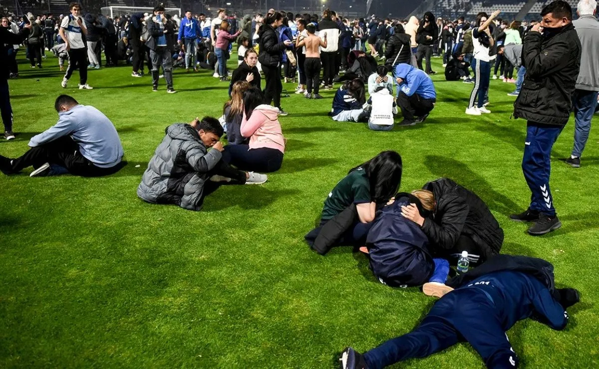 Inadmisible: así terminaron las familias de Gimnasia tras la represión fuera del estadio.