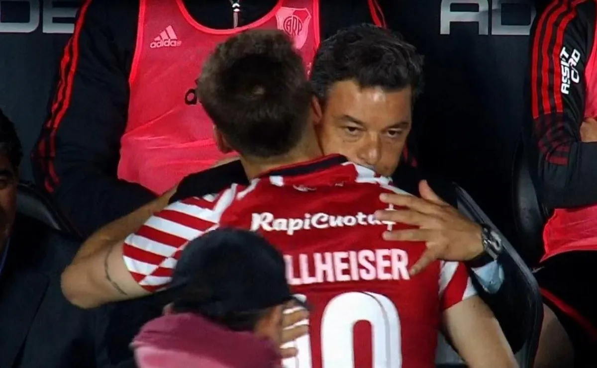 El momento del abrazo entre el Muñeco y Rollheiser en la previa del partido.