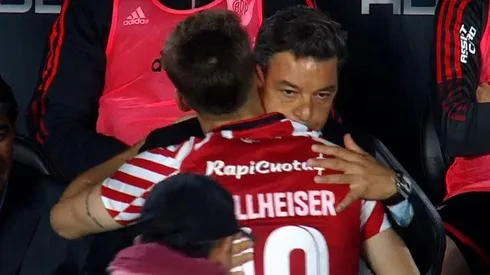 El momento del abrazo entre el Muñeco y Rollheiser en la previa del partido.