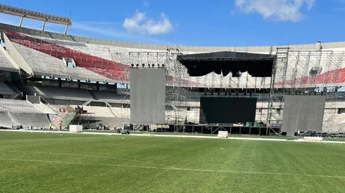 Así quedó el cesped después del show de los Guns.
