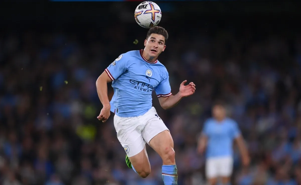 Julián Álvarez jugó quince minutos en la victoria del City ante el United.