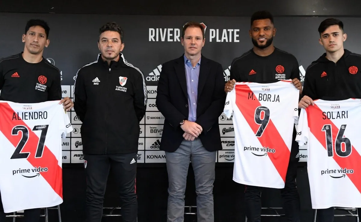 El Muñeco y el presidente junto a Aliendro, Borja y Solari, los refuerzos del último mercado de pases.