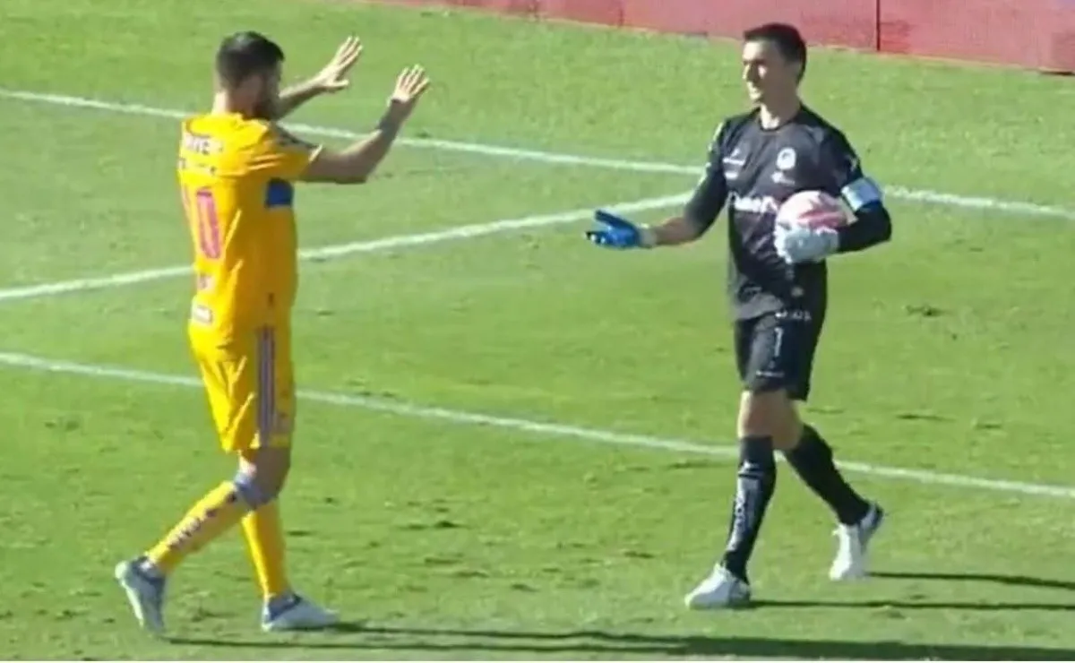 Gignac felciitó a Barovero luego de su gran atajada.