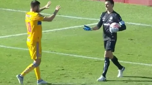 Gignac felciitó a Barovero luego de su gran atajada.