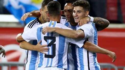 El festejo de Julian con sus compañeros luego de abrir el marcador ante Jamaica.