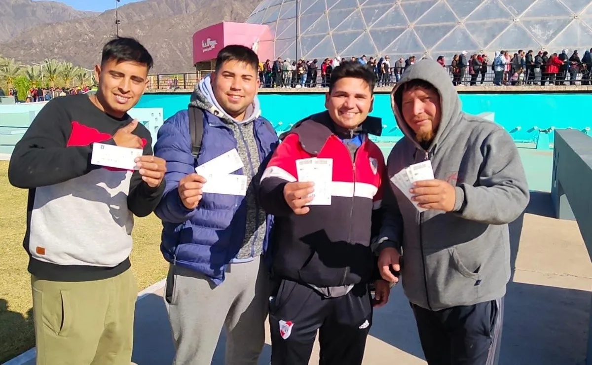 La felicidad de los hinchas con sus entradas en las manos.