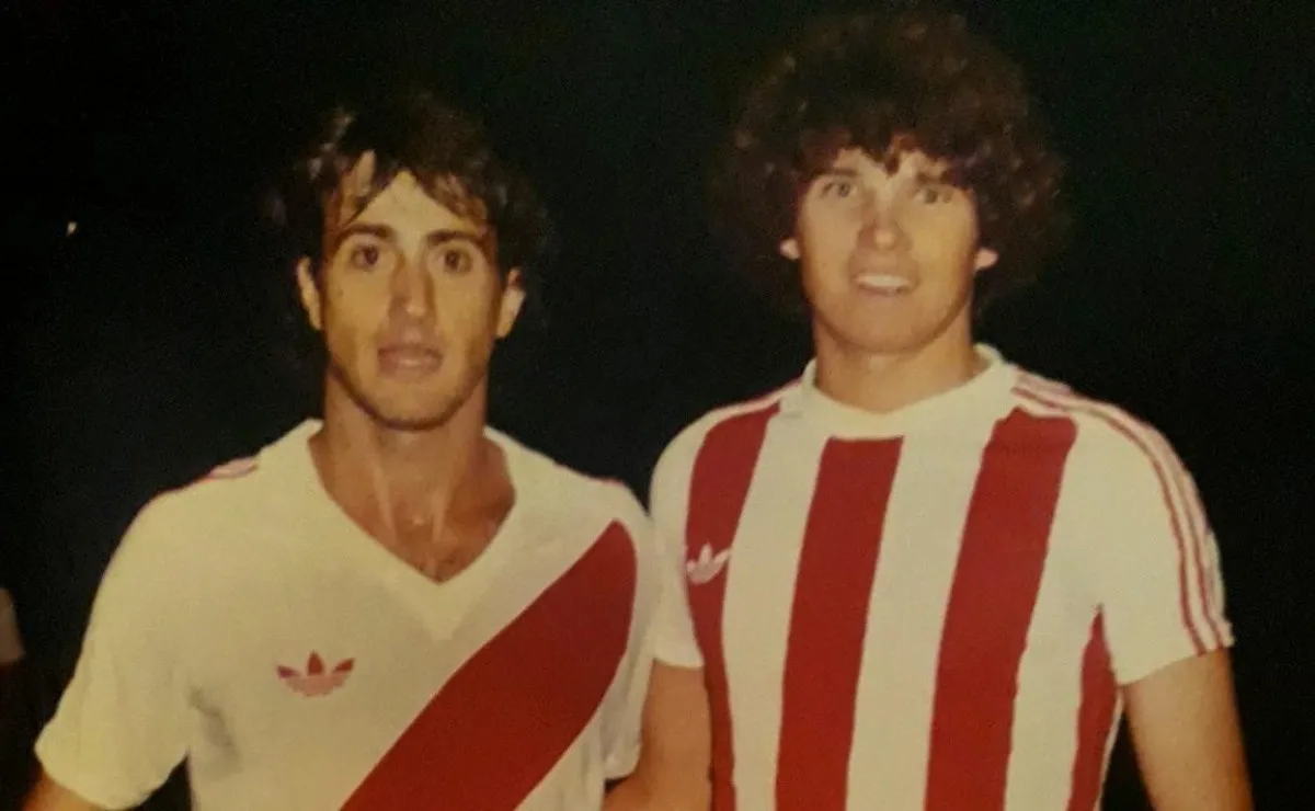 Germán Panichelli jugando en Instituto con el Beto Alonso.
