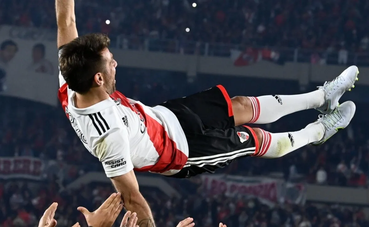 Ponzió fue llevado en andas por sus compañeros después del partido.