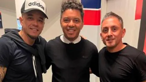 Andrés D'Alessandro junto al Muñeco en el Bajo Flores.