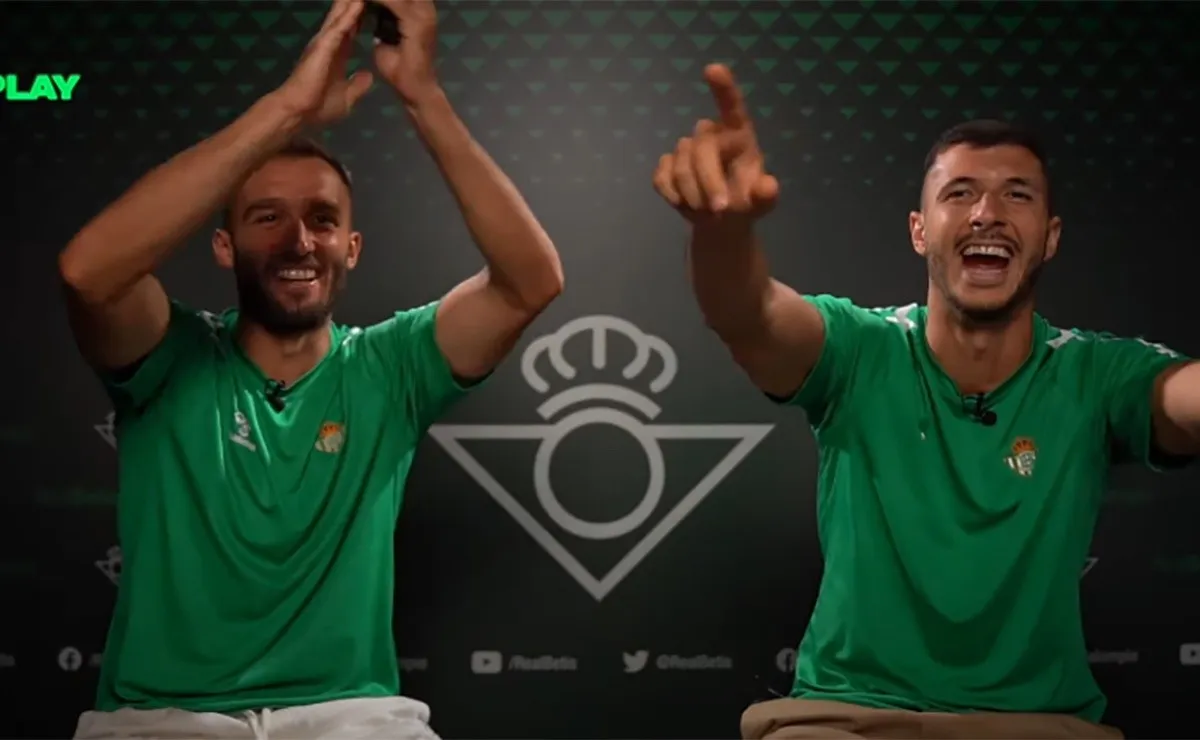 Germán y Guido, como dos hinchas más de River en plena entrevista en España.