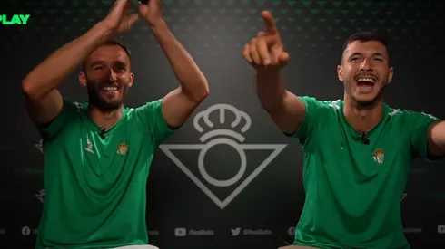 Germán y Guido, como dos hinchas más de River en plena entrevista en España.