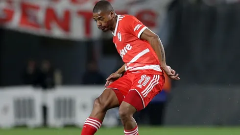 Se demora la firma de De la Cruz y los hinchas se impacientan.