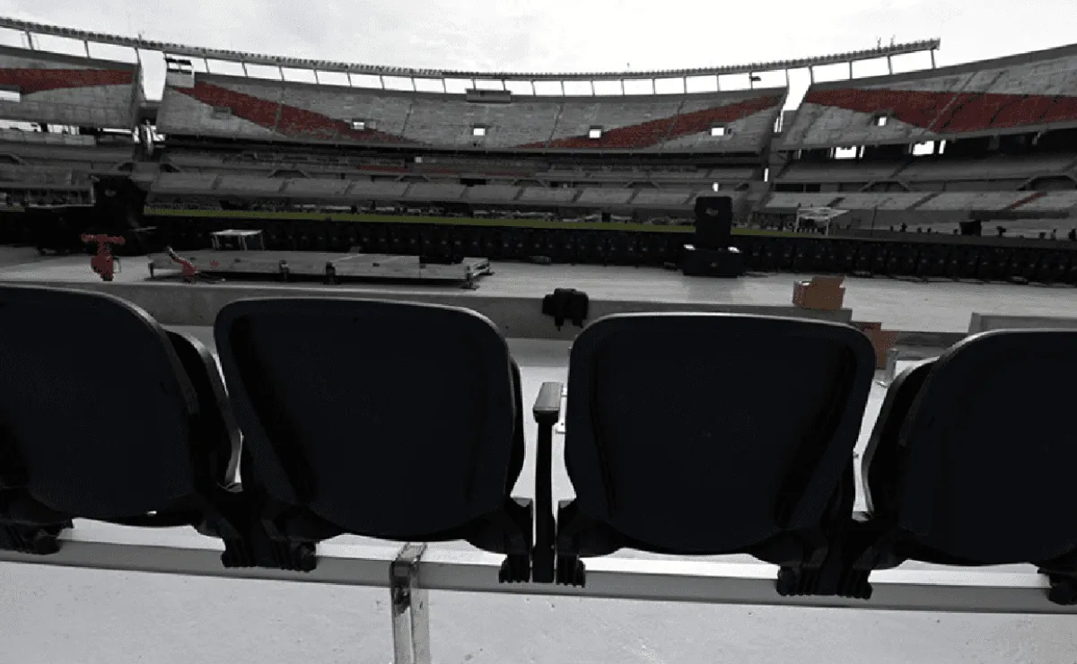 Los primeros asientos de color negro se instalaron en el Monumental.
