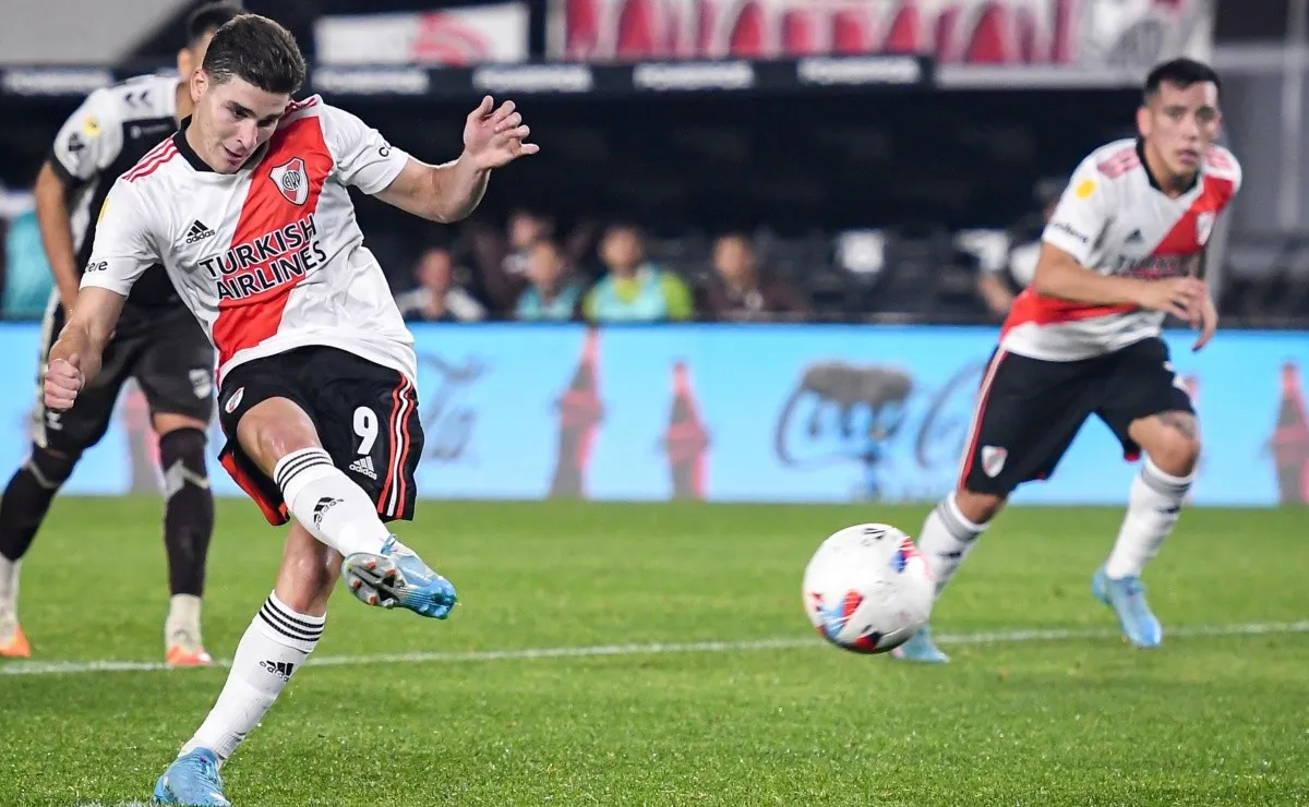 El último penal a favor de River, allá lejos y hace tiempo.