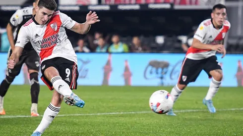 El último penal a favor de River, allá lejos y hace tiempo.
