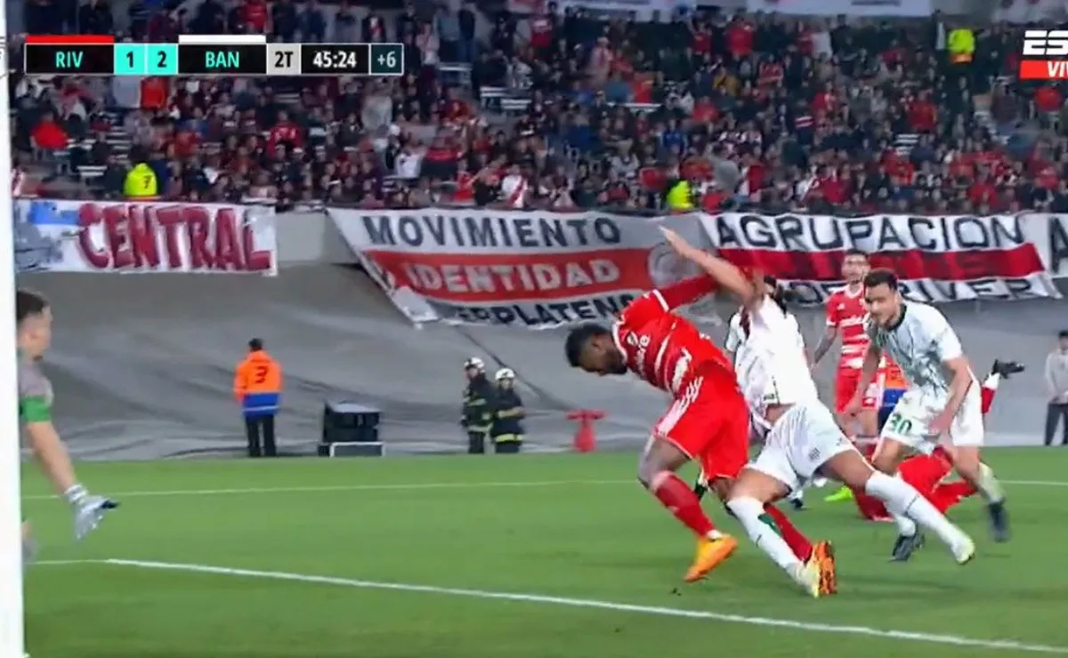 La jugada polémica que reclamó todo River.