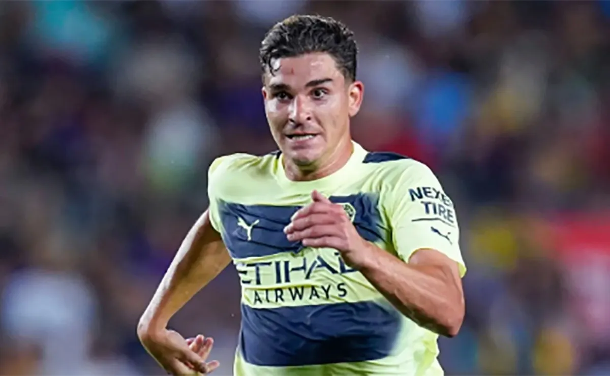 Julián Álvarez va por más minutos en la Champions League.