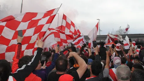 Se vivió un clima de superclásico en el portón del Monumental del Puente Labruna.