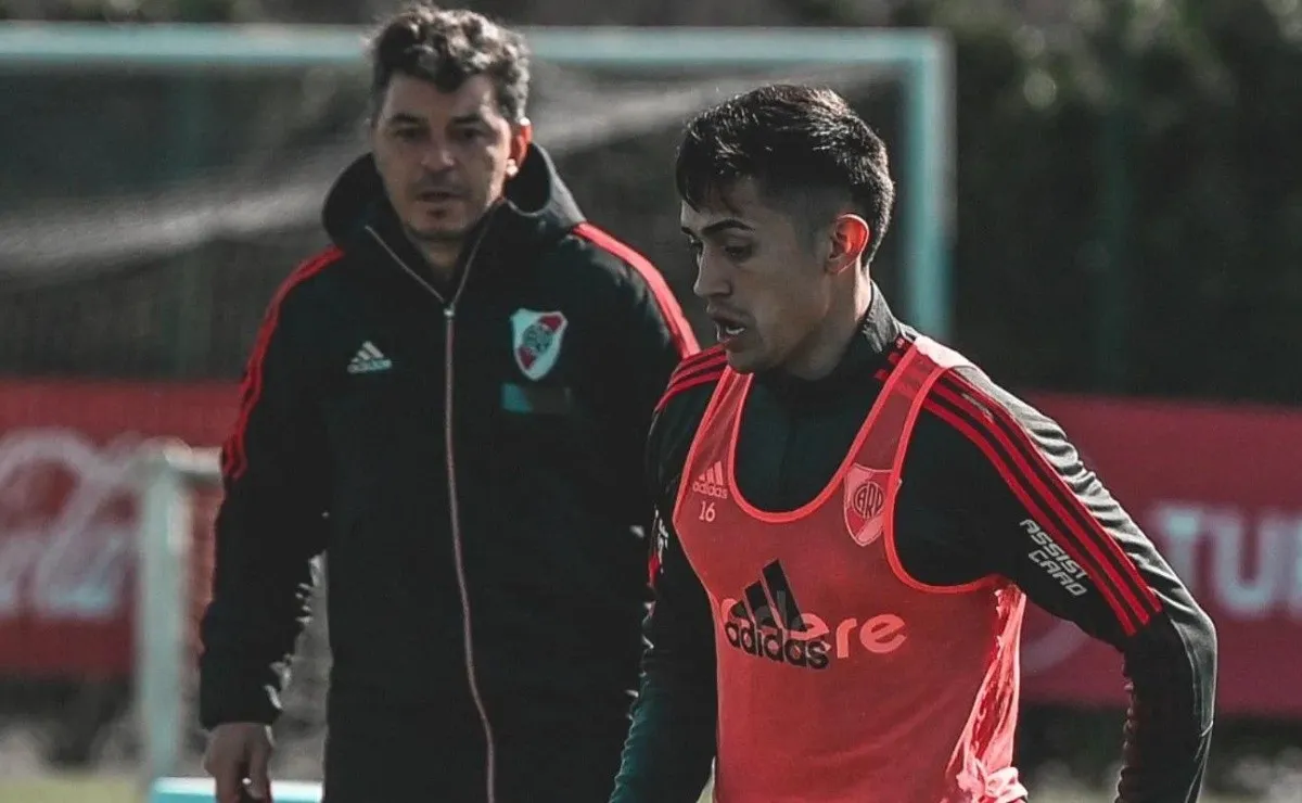 El Muñeco sigue de cerca los movimientos de Pablo Solari.