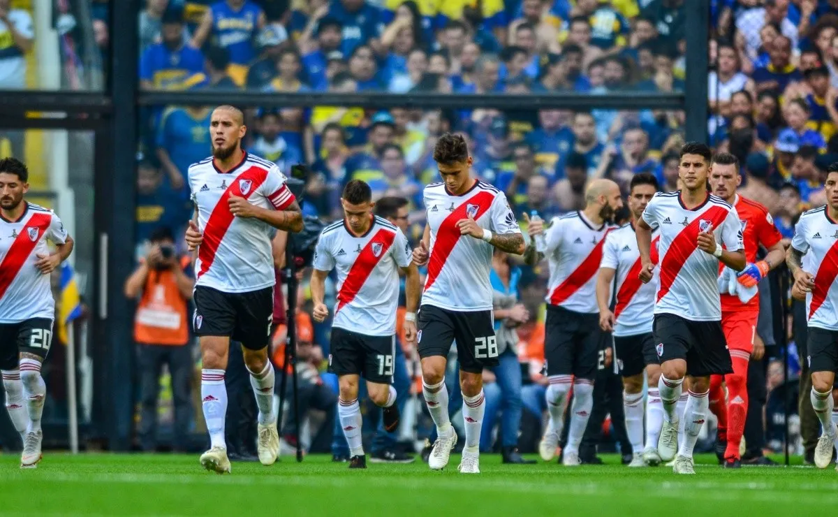 Los gladiadores entrando a la Bombonera para jugar la final más importante de la historia.