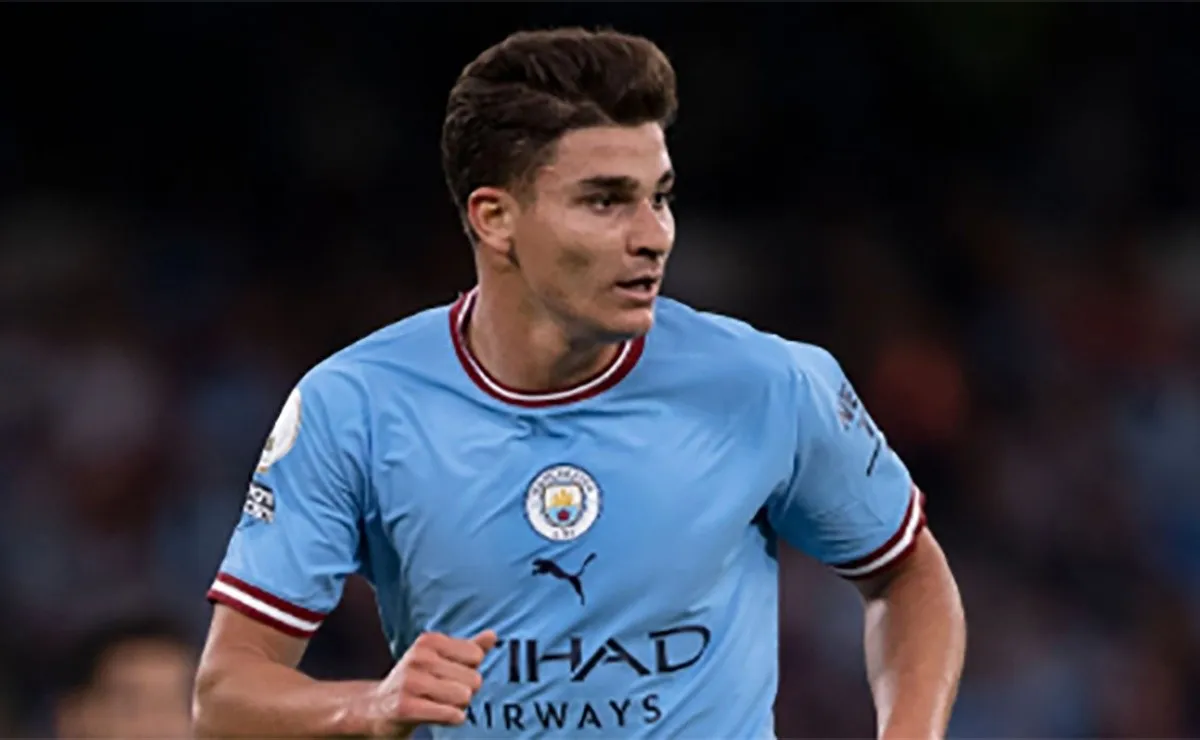 Julián hace su estreno con el City en la Champions League.