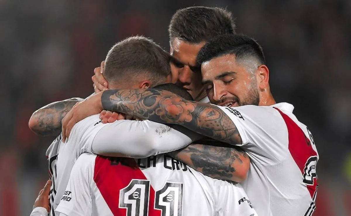 El volante uruguayo abrió la cuenta ante Barracas en el Monumental