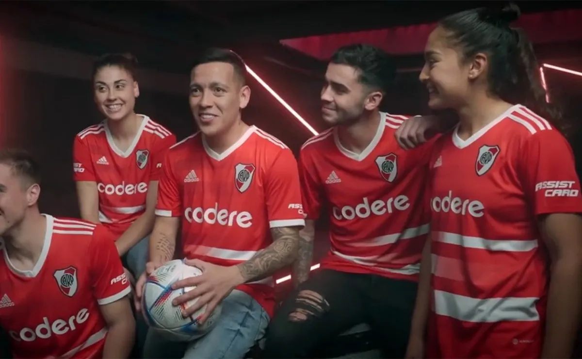 River presentó oficialmente la nueva vestimenta alternativa.