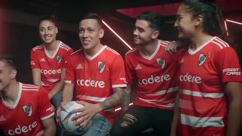 River presentó oficialmente la nueva vestimenta alternativa.