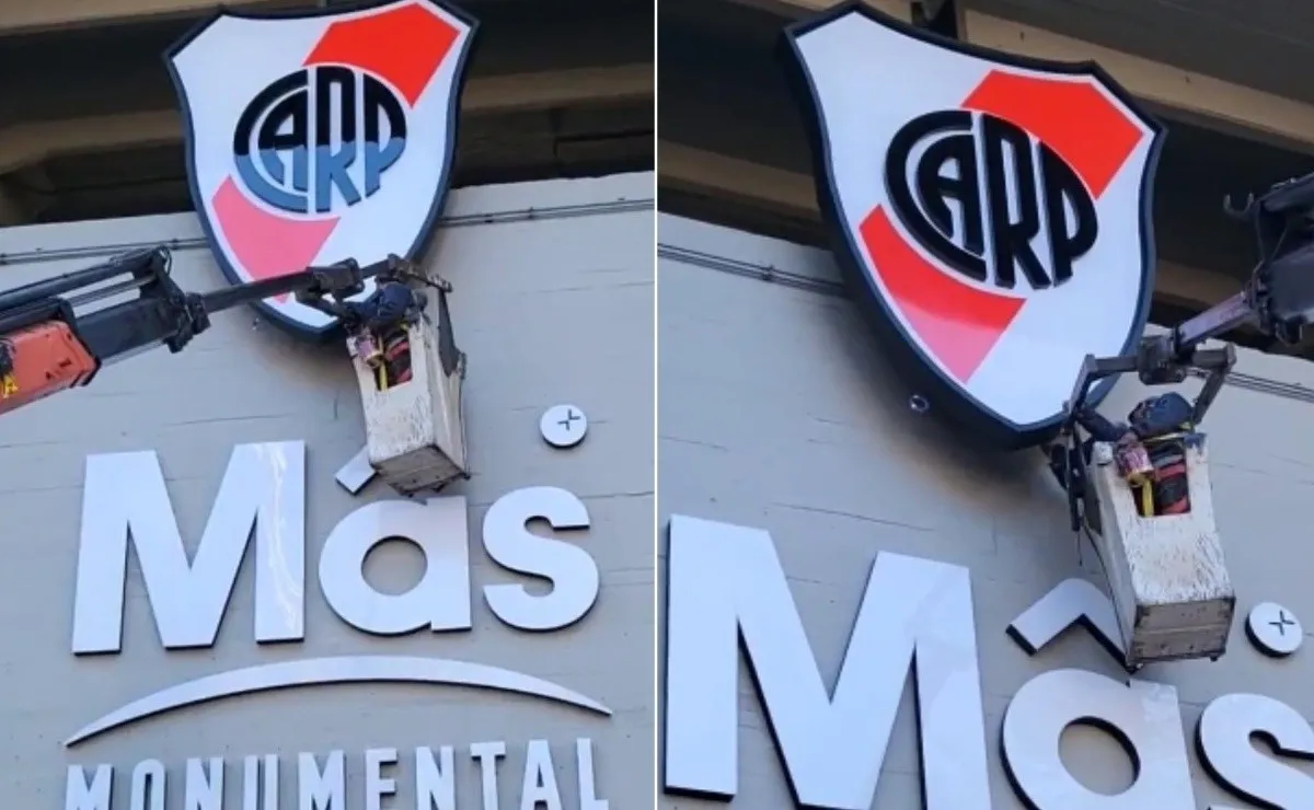 El nuevo escudo del Estadio Monumental, ya instalado sobre los accesos de Av. Figueroa Alcorta.
