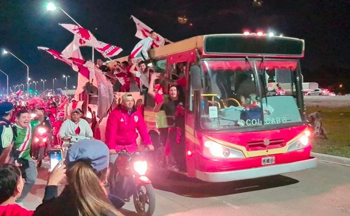 Los hinchas millonarios hicieron una caravana para recibir al plantel en Chaco