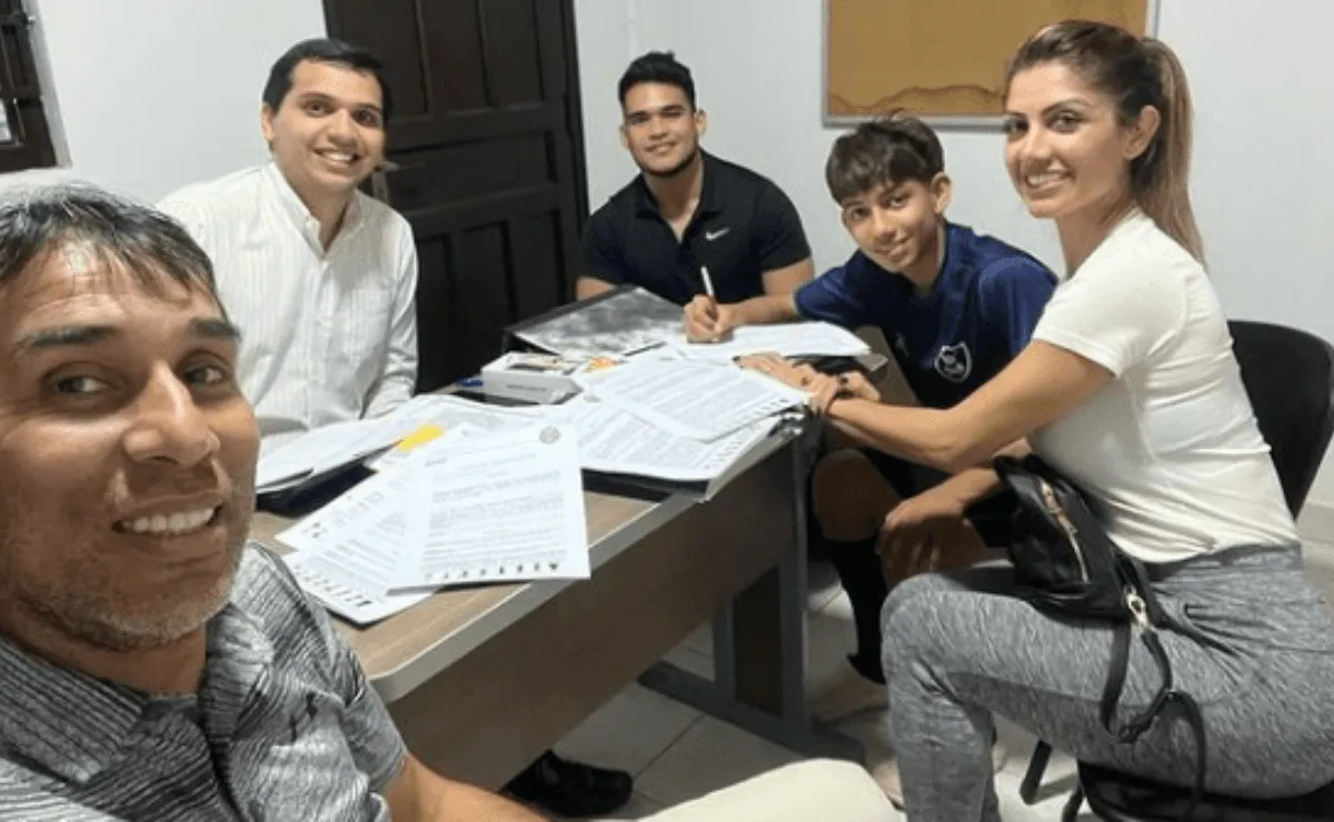 El hijo del Pipino firmó su primer contrato como jugador juvenil.