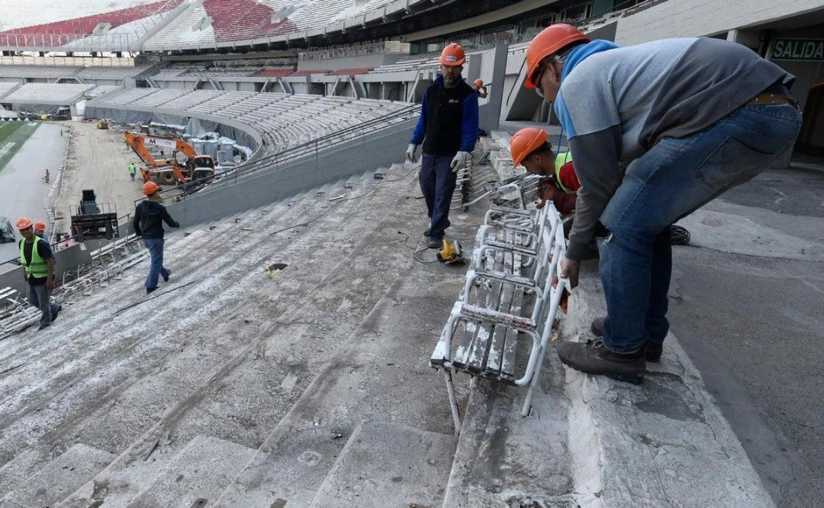 Continúan retirando las históricas butacas de la cabecera Sivori Baja.