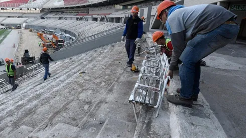 Continúan retirando las históricas butacas de la cabecera Sivori Baja.