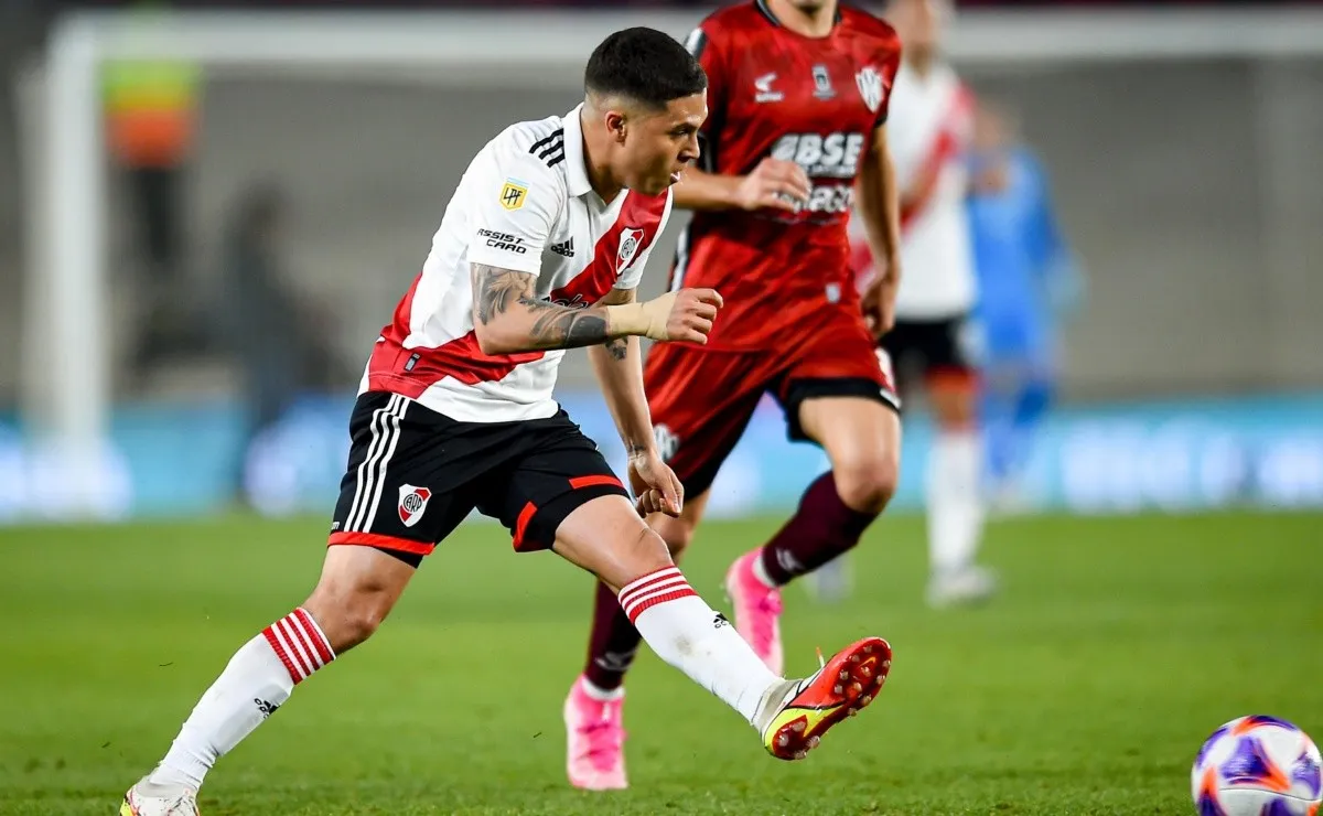 Juanfer y su gamuza en el pie zurdo.