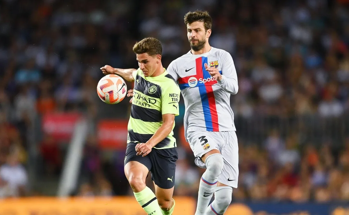 En la lucha por la pelota con Gerard Piqué.