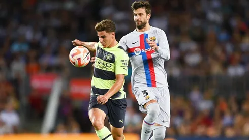 En la lucha por la pelota con Gerard Piqué.