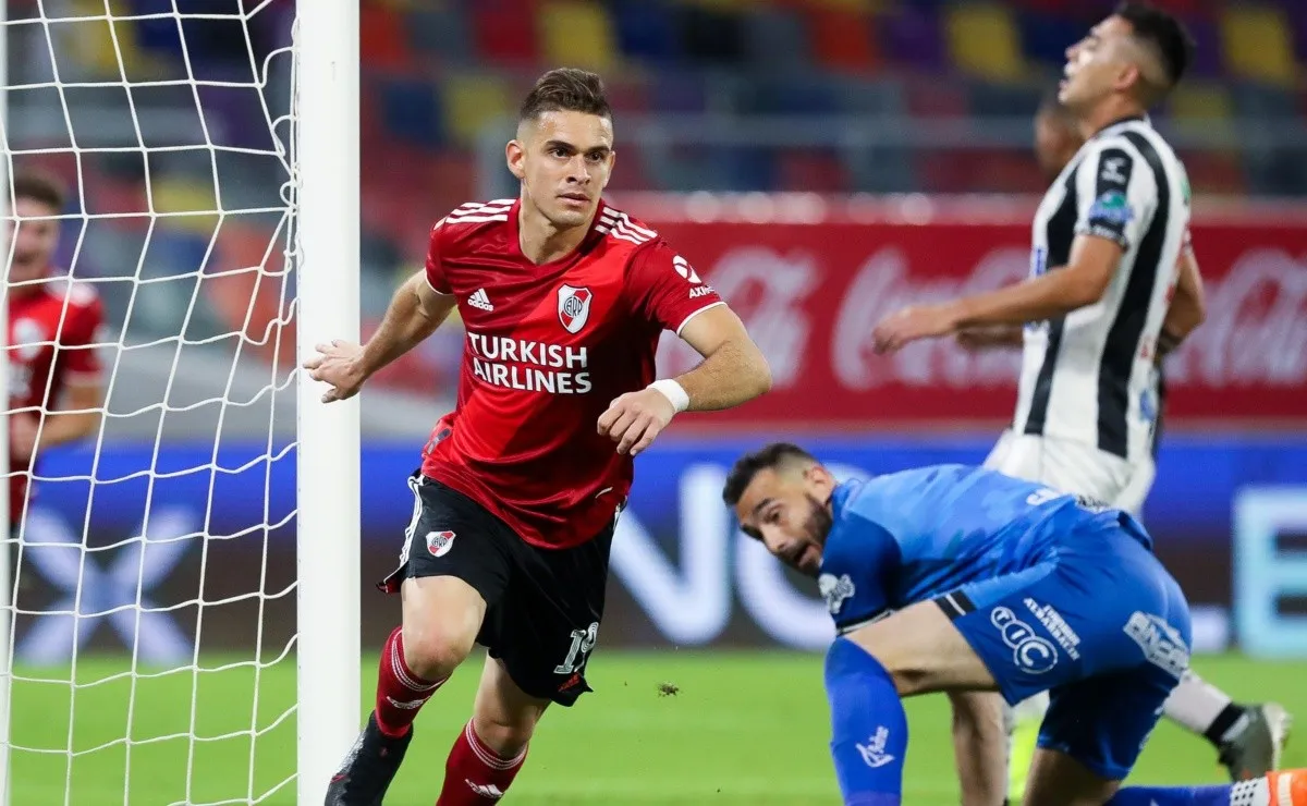 Rafael Santos Borré le marcó en dos partidos distintos a Central Córdoba con la camiseta de River.