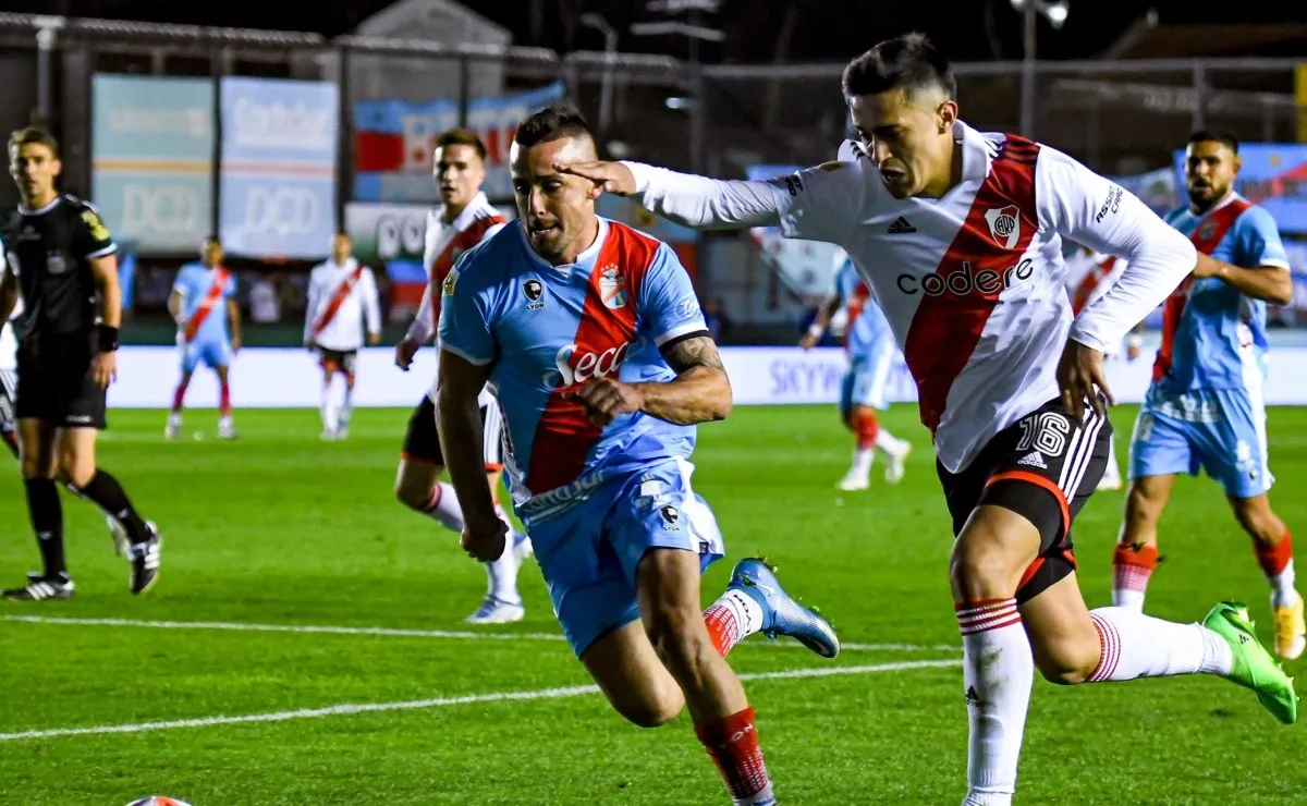 Pablo Solari trata de ganarle en velocidad a Cristian Chimino.