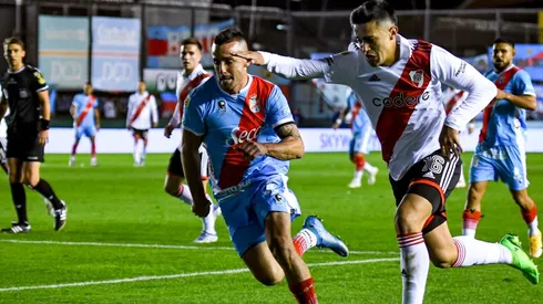 Pablo Solari trata de ganarle en velocidad a Cristian Chimino.
