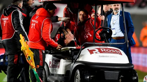 Leonel Vangioni se retiró de la cancha lesionado.