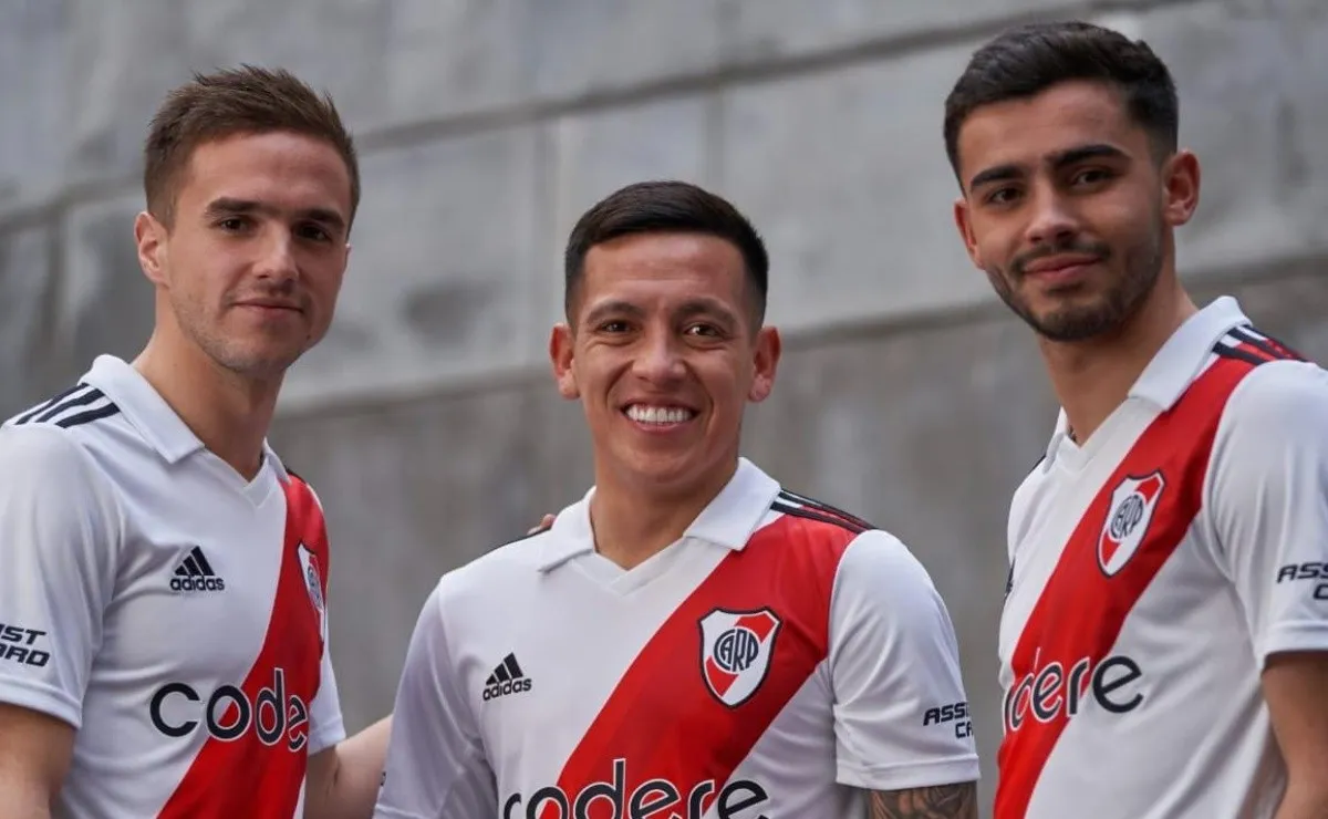 Así son las nuevas camisetas de River.