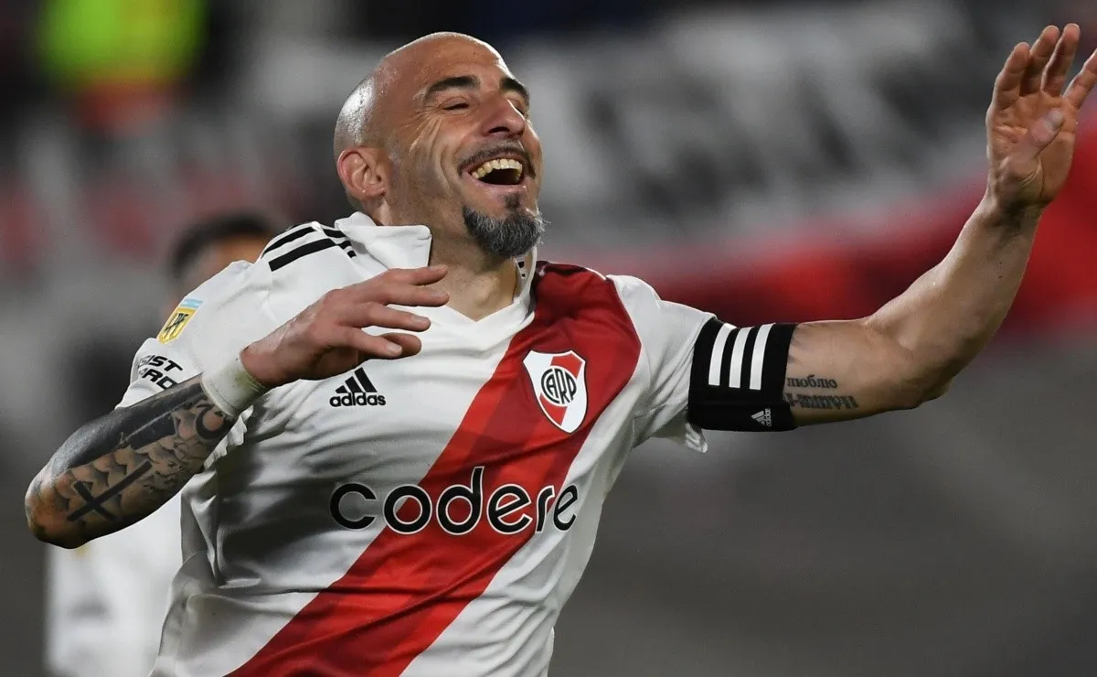 Javier Pinola convirtió de cabeza ante Newell's.