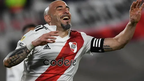 Javier Pinola convirtió de cabeza ante Newell's.