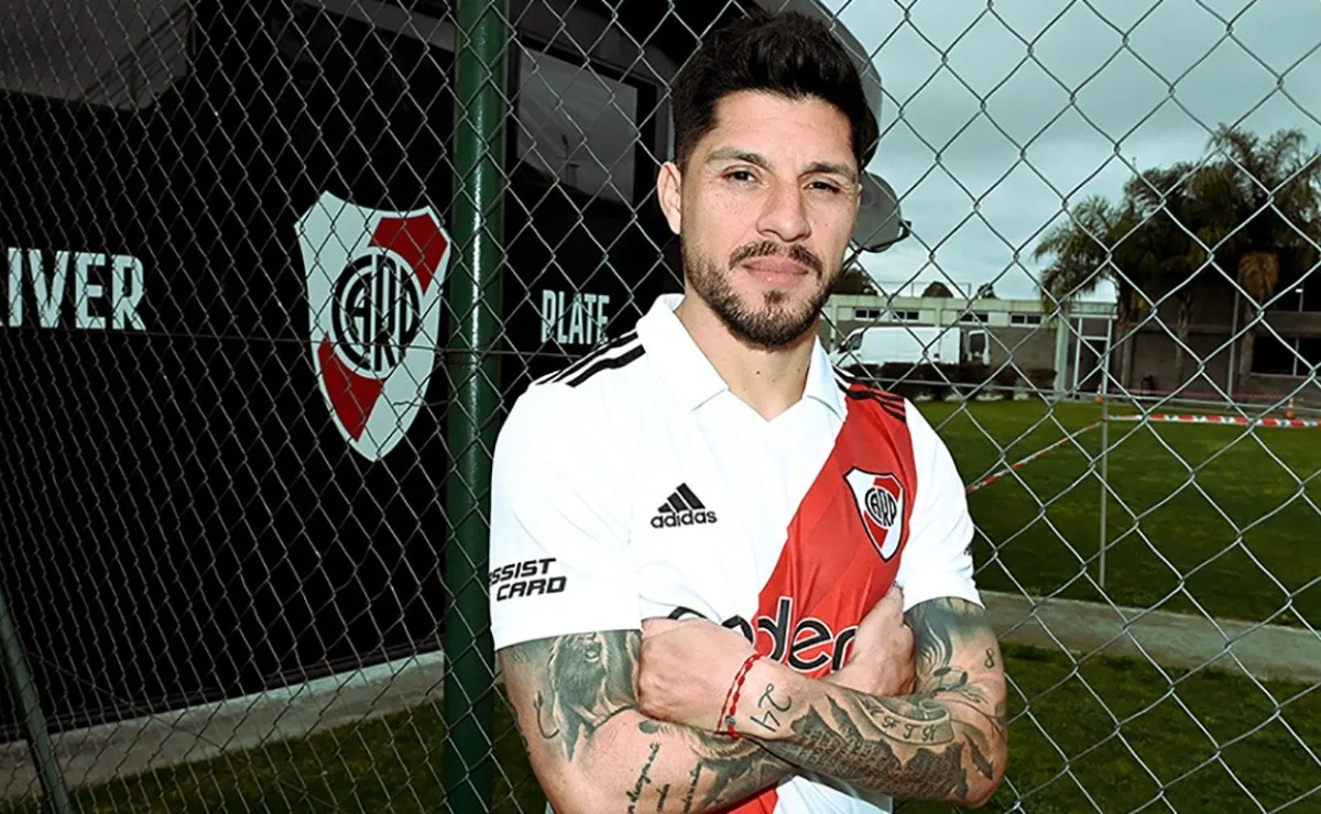 Enzo Pérez luciendo la nueva vestimenta del Más Grande.