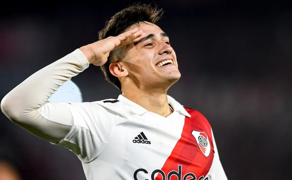 Pablo Solari festeja los goleas haciendo la venia militar.