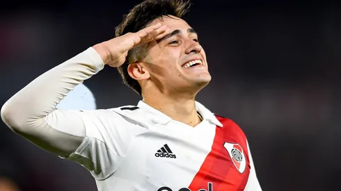 Pablo Solari festeja los goleas haciendo la venia militar.