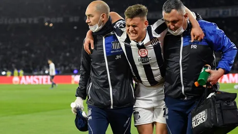 El ex delantero de River se retiró del campo de juego con muchísimo dolor.