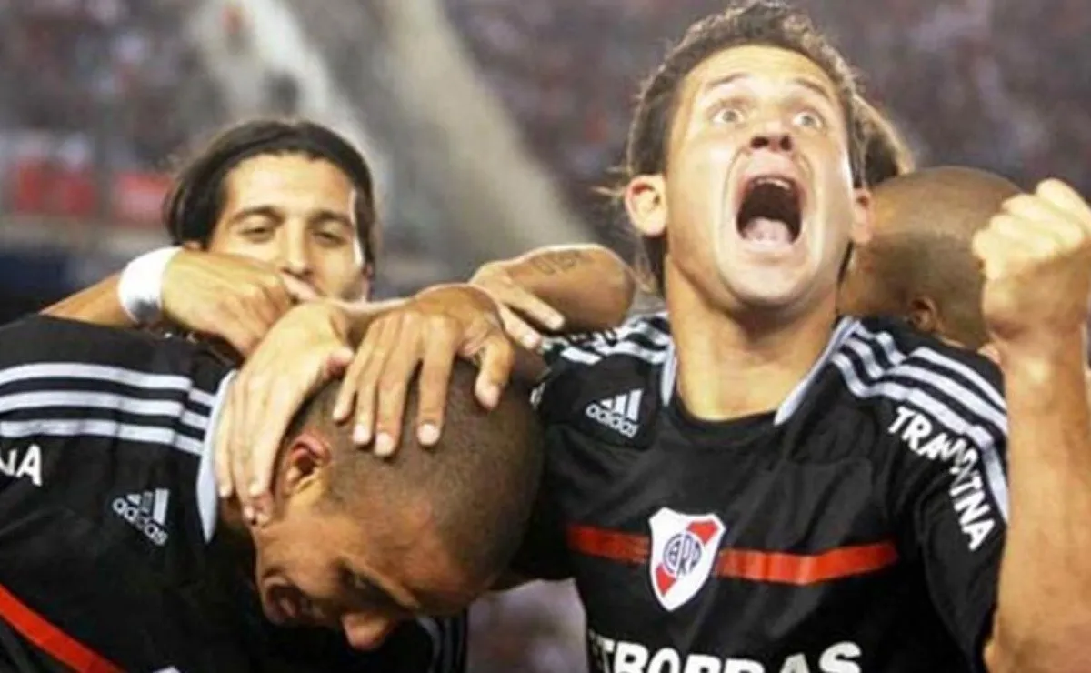 El abrazo del Maestrico con David Trezeguet luego de su golazo en el Monumental.
